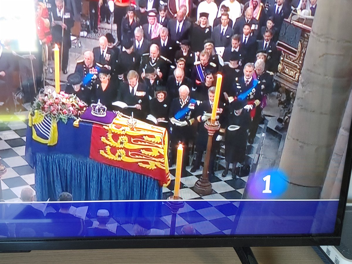 Idilio91's tweet photo. El fotón que nadie quería que pasase.
Los Reyes Felipe y Letizia juntos con Juan Carlos y Sofia.
Momentazo y fotón.
#FuneralDeLaReina https://t.co/vYNsqzYWzE