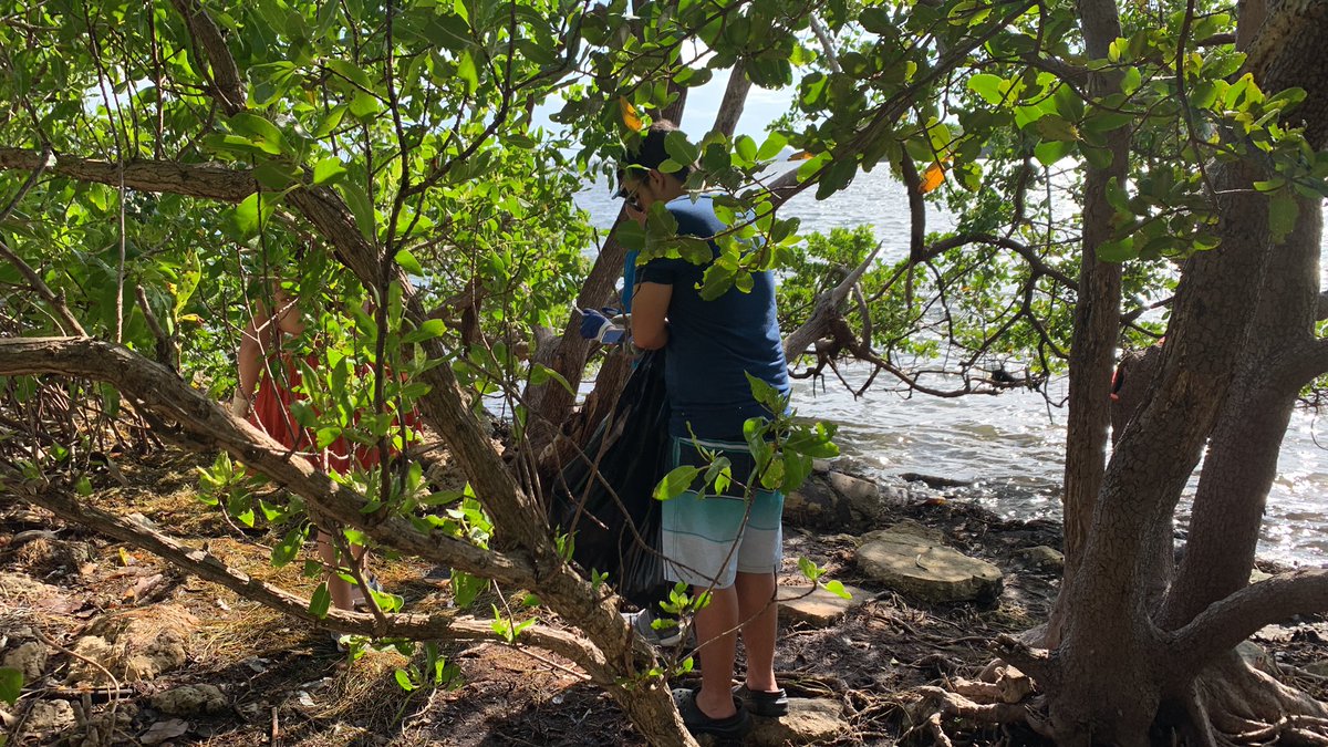 AstroGnatz's tweet photo. JMMA Science National Honor Society had an AMAZING time @ Legion Park Miami, picking up 526lbs. of trash! #miamicleanup2022 #InternationalCoastalCleanup https://t.co/GkpTl440cn