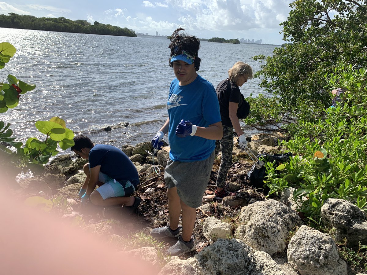 AstroGnatz's tweet photo. JMMA Science National Honor Society had an AMAZING time @ Legion Park Miami, picking up 526lbs. of trash! #miamicleanup2022 #InternationalCoastalCleanup https://t.co/GkpTl440cn