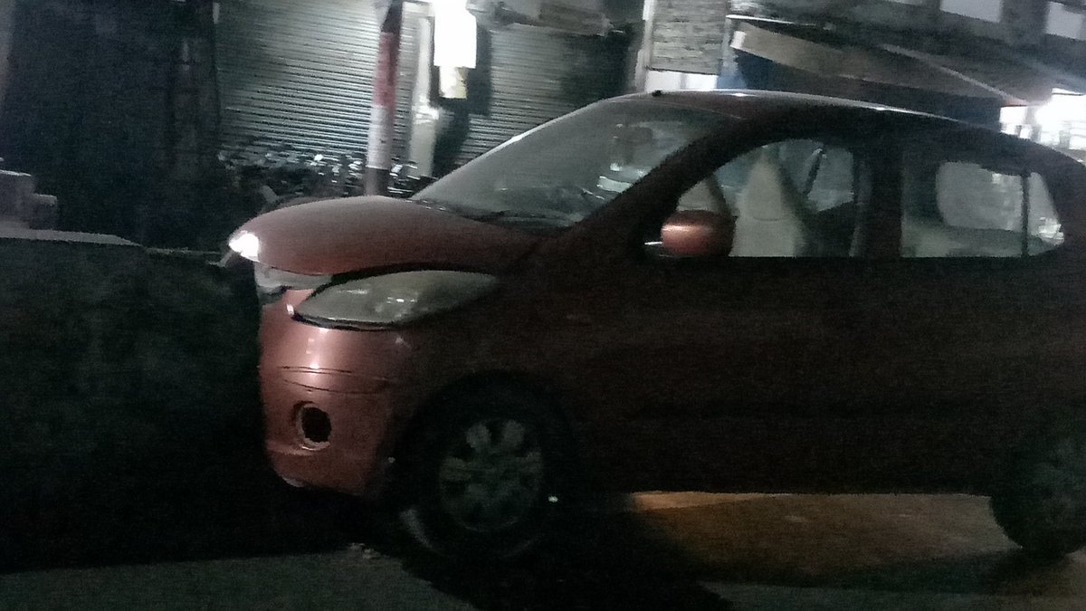 Drjkgupta73's tweet photo. @GopalTripathi @nitin_gadkari @OfficeOfNG @narendramodi @PMOIndia @NHAI_Official इस तरह के ब्लाइंड स्पॉट और बेतरतीब ढंग से बने डिवाइडर हर जगह हैं। कानपुर सेंट्रल स्टेशन के पास भी अंधेरे में अचानक शुरू होने वाला डिवाइडर भी बहुत एक्सीडेंट एक्सीडेंट करवा चुका है। मेरी गाड़ी भी एक है। @DMKanpur https://t.co/onP5hBDeD6