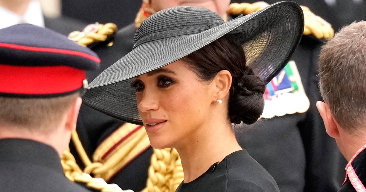 #MeghanMarkle just arrived at #QueenElizabethII's funeral, in an outfit with a unique cape: bit.ly/3LntDaX