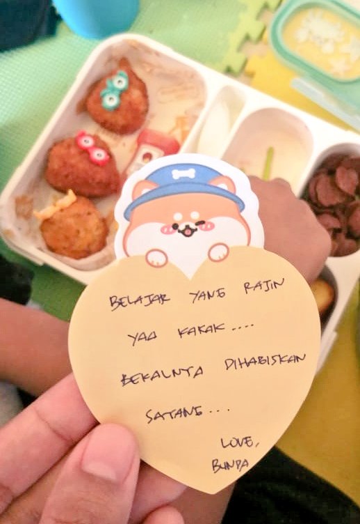 AyunRK's tweet photo. Sebuah usaha para bunda biar anaknya mau makan bekal yg sudah dibawa😊 Bisa dicoba bunda-bunda, sapa tau berhasil haha https://t.co/eyqxACdKwr