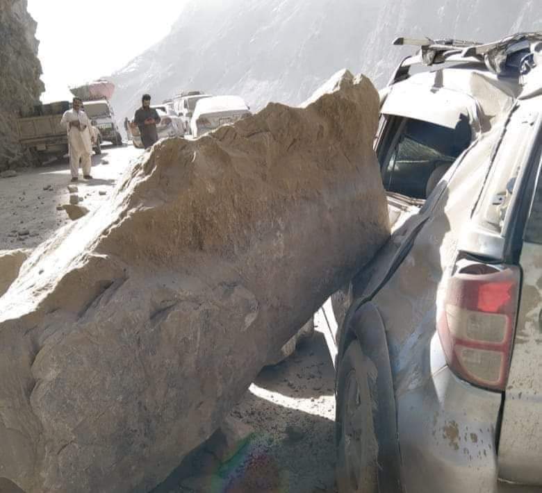 jamilnagri's tweet photo. Earthquake in Roundu area of #Skardu blocked Juglote_Skardu road, many injured when rocks hit vehicles, the earthquake jolts continued in the valley since last year. https://t.co/HMwma0mqwL