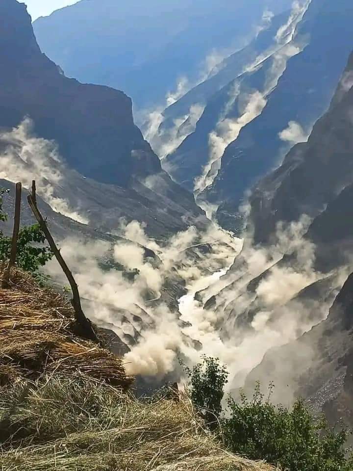 jamilnagri's tweet photo. Earthquake in Roundu area of #Skardu blocked Juglote_Skardu road, many injured when rocks hit vehicles, the earthquake jolts continued in the valley since last year. https://t.co/HMwma0mqwL