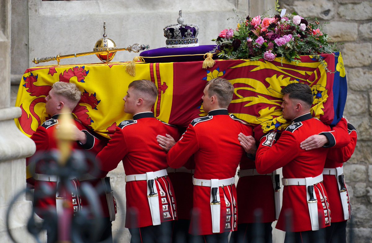 RoyalFamily's tweet image. At The King's request, the wreath contains foliage of Rosemary, English Oak and Myrtle (cut from a plant grown from Myrtle in The Queen's wedding bouquet) and flowers, in shades of gold, pink and deep burgundy, with touches of white, cut from the gardens of Royal Residences.