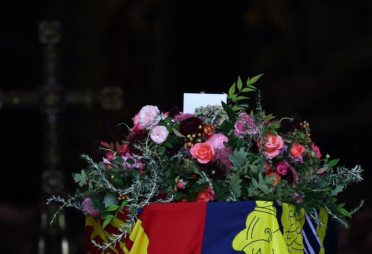 At The King's request, the wreath contains foliage of Rosemary, English Oak and Myrtle (cut from a plant grown from Myrtle in The Queen's wedding bouquet) and flowers, in shades of gold, pink and deep burgundy, with touches of white, cut from the gardens of Royal Residences.