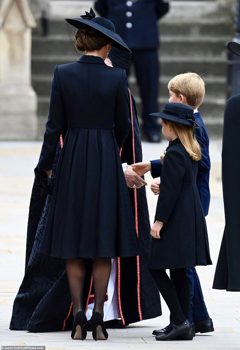 Beautiful photo of The Princess of Wales with her children Prince George and Princess Charlotte 🖤

#QueensFuneral