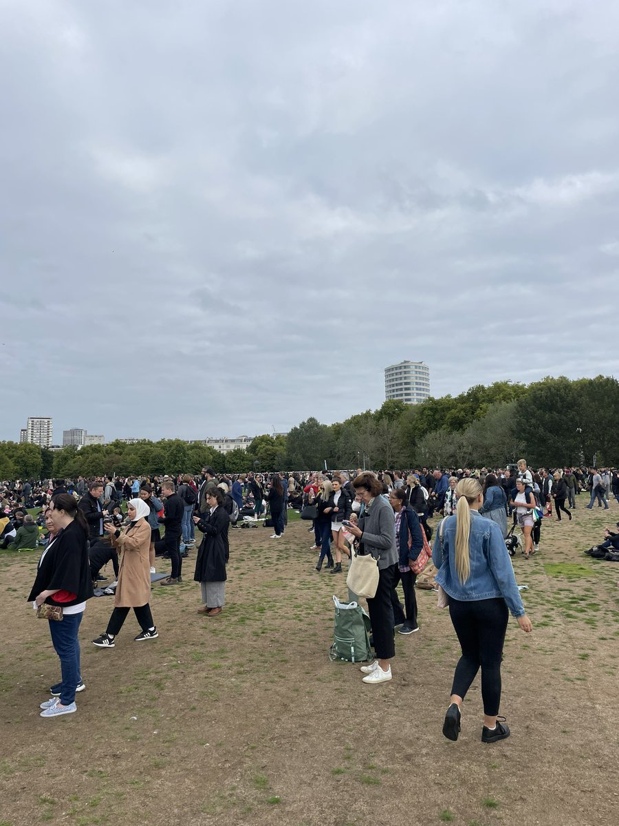 TracyLamond's tweet photo. Hyde Park busy. But by no means full. Access from Marble Arch is super easy.  #queensfuneral #hydepark https://t.co/VJdUCg9IW5
