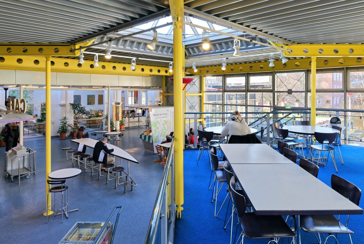 Ab heute, 19.9., sind Mensa und Café am Turm wieder geöffnet: Nach der Sommerpause gibt es endlich wieder vegane und vegetarische Gerichte, Beilagen, Salate, Desserts und frisch belegte vegane und vegetarische Brötchen. Die Mensa öffnet Mo.-Fr. ab 11:30 Uhr, das Café ab 9:30 Uhr