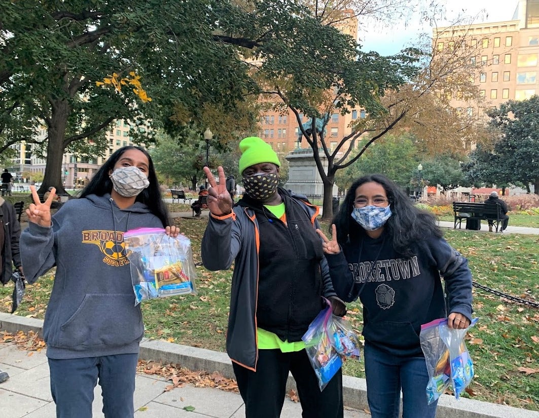 joinnest4's tweet photo. A little help + a little #smile gives meaning to #human life!❤️ Sharing #nourishment, #love, #hope & #humanity with our unhoused #friends by lending a #helpinghand & loving #heart in small but impactful ways. After all no #kindact is ever wasted! #NEST4US https://t.co/TnRs0vUSVw https://t.co/KgtS5m39nK