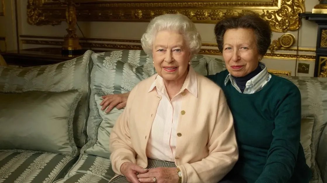 WittilyLonely's tweet photo. Lei sta facendo la storia, loro hanno fatto la storia. La principessa Anna, unica donna a seguire il corteo, l’unica donna che ha accompagnato la madre nelle ultime sue ore.
Lei con la sua uniforme ha rivoluzionato la storia britannica.  #QueenElizabethII https://t.co/paKLC1U9z7