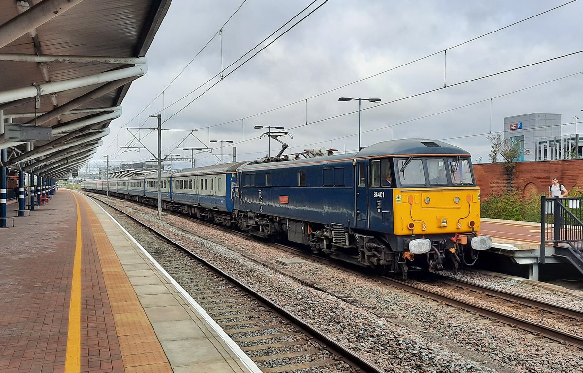 ben1987's tweet photo. A brief layover at Rugby, so would have been rude not to grab a few pics before we continue south. #MonsMeg @westcoastrail @AvantiWestCoast https://t.co/WeI4w7pAgr