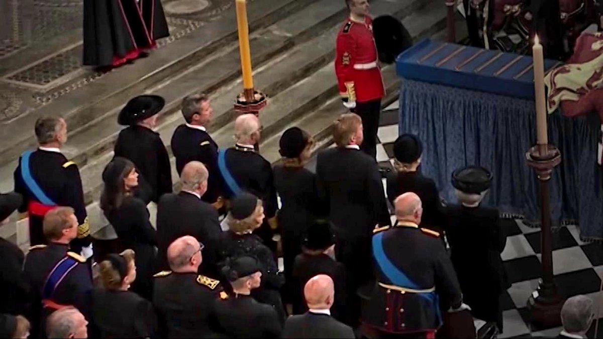 ume_umes's tweet photo. El Rey Felipe VI y la Reina Doña Letizia, junto a los Reyes Juan Carlos I y Sofía en el funeral de Isabel II.
@RoyalFamily https://t.co/UKb0W3B5hy