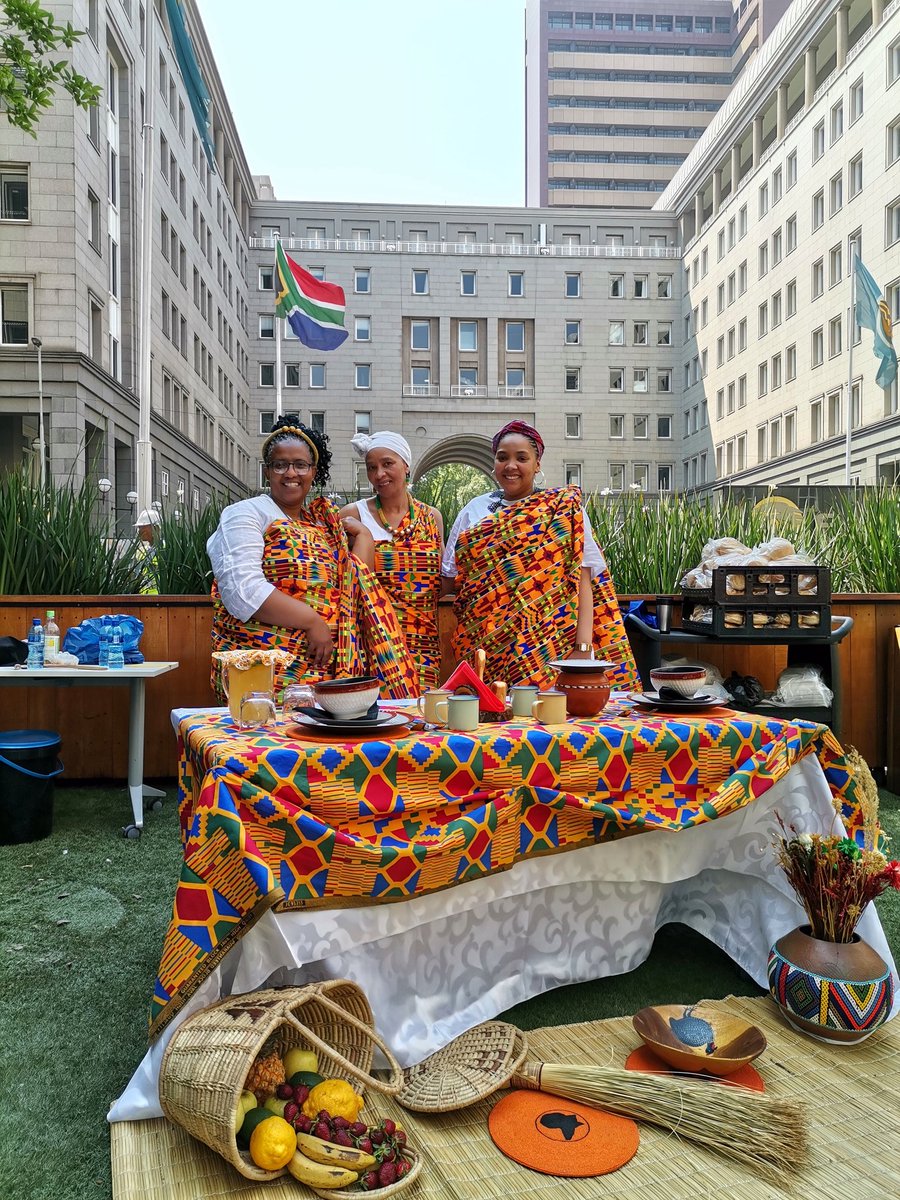 PhukaziVenues's tweet photo. Great initiative @fnbsa, we loved the way you utilized your beautiful space today, in celebration of #HeritageMonth by your employees..
We love the "unity in devecity", the core essence of what our country 🇿🇦 is made of.. 🌈
#BankCity https://t.co/GgjBRoajCN
