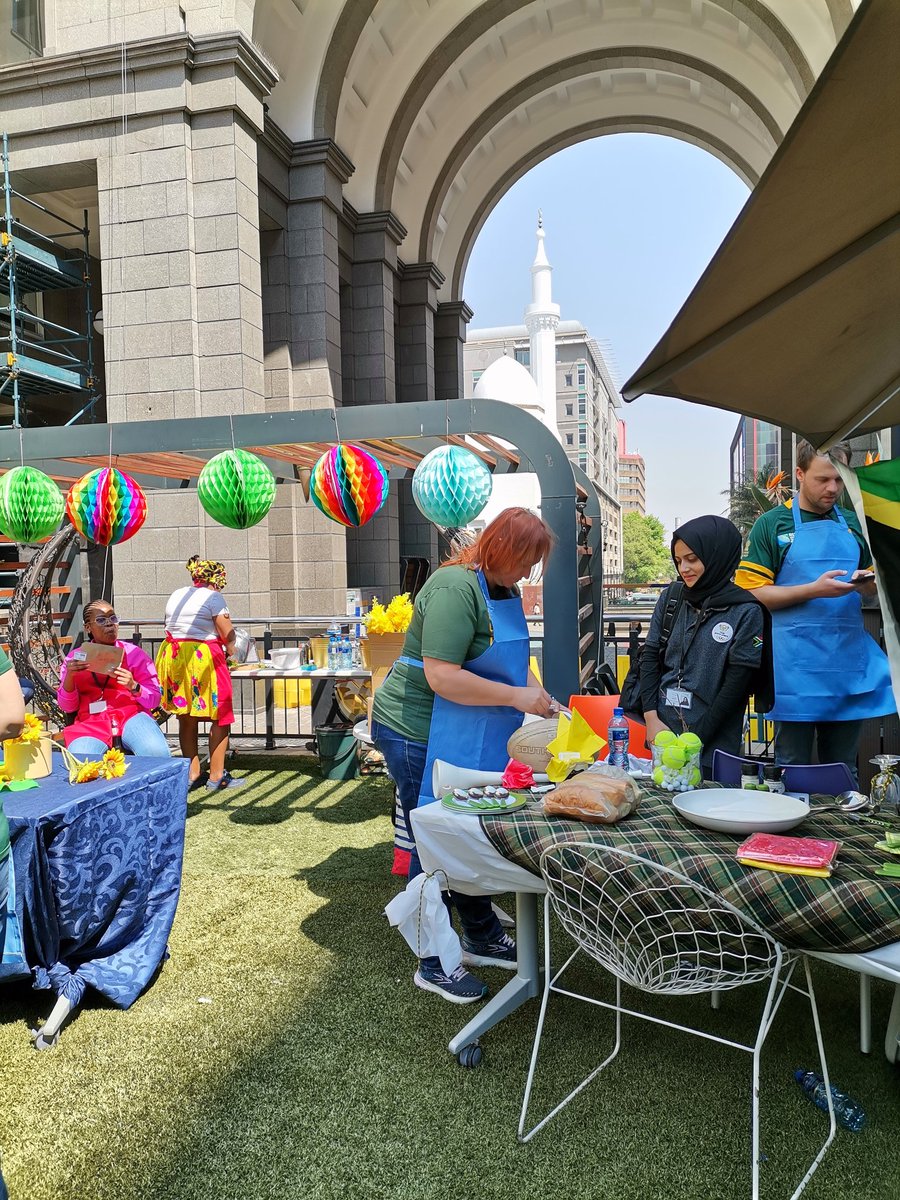 PhukaziVenues's tweet photo. Great initiative @fnbsa, we loved the way you utilized your beautiful space today, in celebration of #HeritageMonth by your employees..
We love the "unity in devecity", the core essence of what our country 🇿🇦 is made of.. 🌈
#BankCity https://t.co/GgjBRoajCN