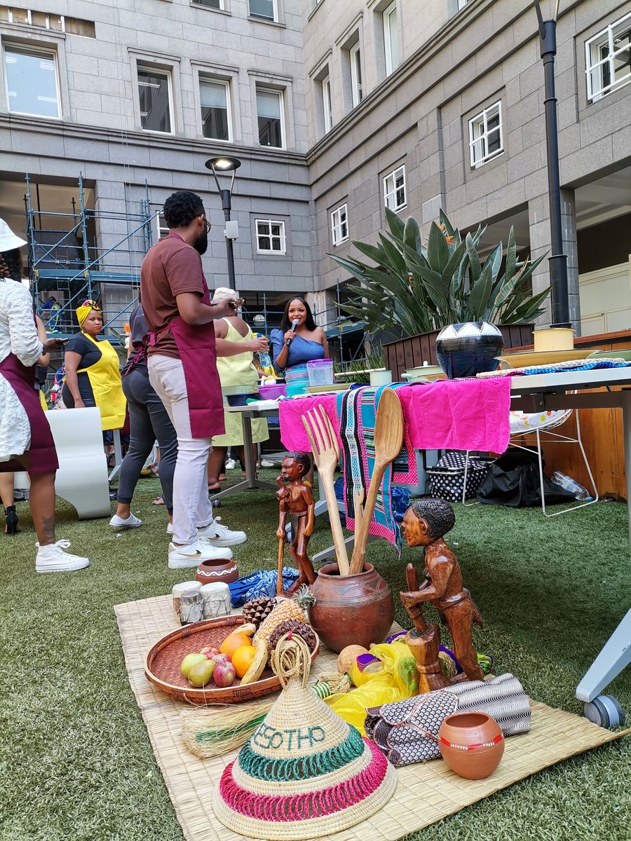 PhukaziVenues's tweet photo. Great initiative @fnbsa, we loved the way you utilized your beautiful space today, in celebration of #HeritageMonth by your employees..
We love the "unity in devecity", the core essence of what our country 🇿🇦 is made of.. 🌈
#BankCity https://t.co/GgjBRoajCN
