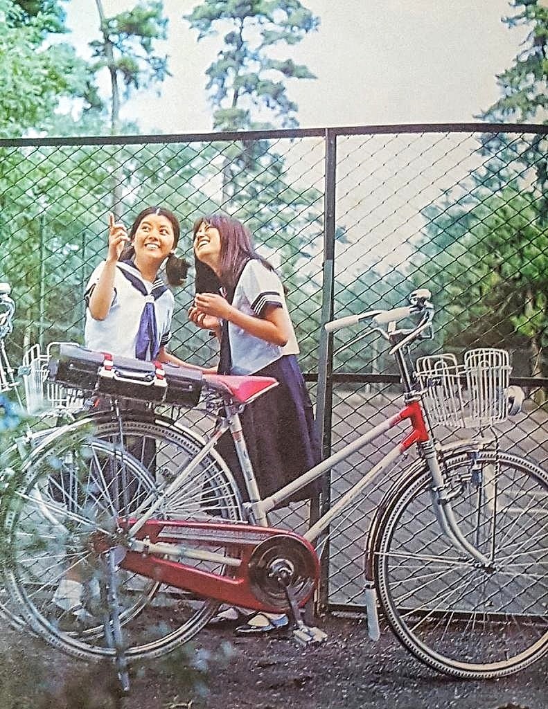 1972年頃の自転車乗りと
普通の女子高生。

最初の仮面ライダーとマジンガーZはこのあたり。 