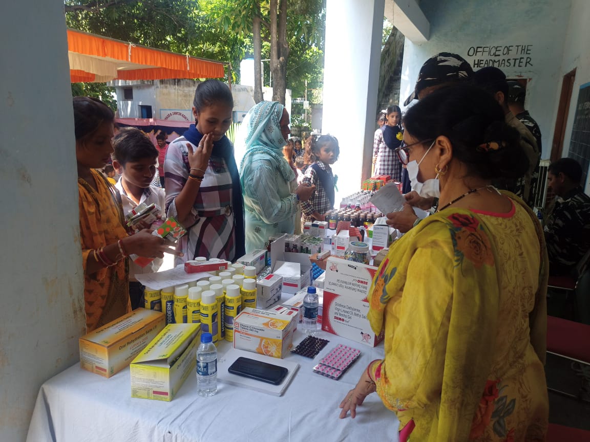 jammusector's tweet photo. #121Bn organised #Medical camp at vill- Raipur, Balwal in Jammu(J&amp;K) under #CivicActionProgramme. Unit Doctor and Paramedical  examined needy people from local area and distributed medicines for their better health. #MedicalCampByCRPF
#CRPFinServiceToHumanity https://t.co/CBYlAYajBA