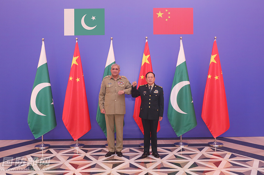 JiRongCHN's tweet photo. #Chinese State Councilor &amp; Defense Minister General #WeiFenghe met w/#Pakistan's Chief of Army Staff General #QamarJavedBajwa in Xi'an,Shaanxi Province on Mon, both agreed 🇨🇳🇵🇰 should continue to support each other &amp; further deepen coop in various fields.
https://t.co/HK9bJve1eG https://t.co/LOBYx3mF6K