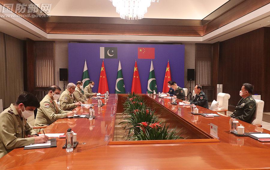 JiRongCHN's tweet photo. #Chinese State Councilor &amp; Defense Minister General #WeiFenghe met w/#Pakistan's Chief of Army Staff General #QamarJavedBajwa in Xi'an,Shaanxi Province on Mon, both agreed 🇨🇳🇵🇰 should continue to support each other &amp; further deepen coop in various fields.
https://t.co/HK9bJve1eG https://t.co/LOBYx3mF6K