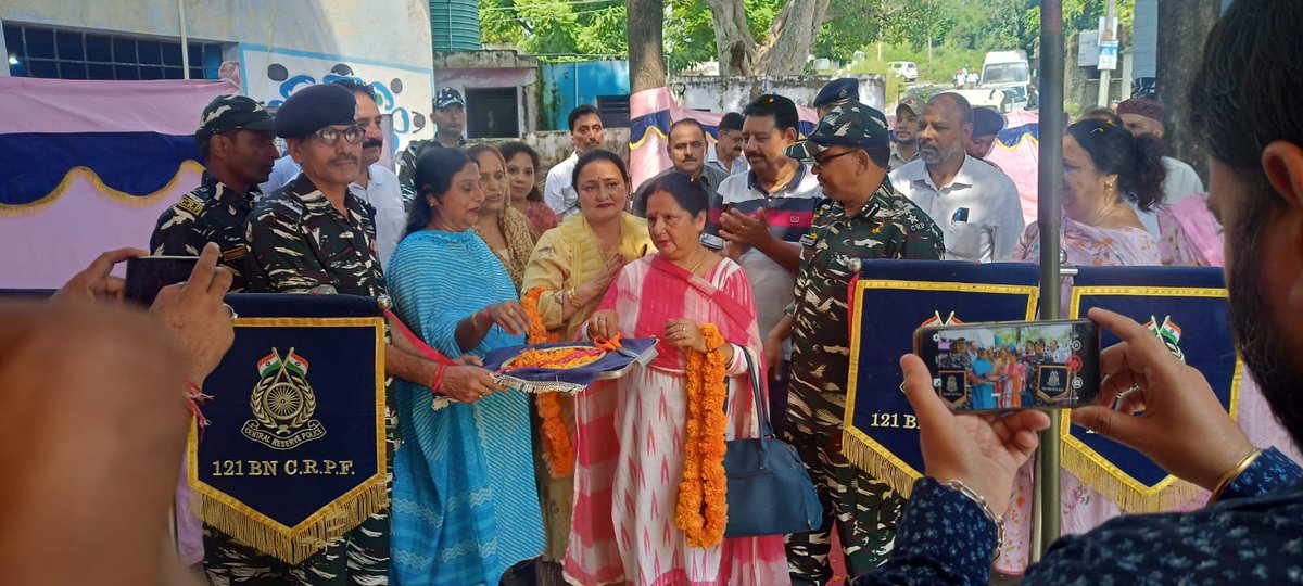 jammusector's tweet photo. #121Bn organised #Medical camp at vill- Raipur, Balwal in Jammu(J&amp;K) under #CivicActionProgramme. Unit Doctor and Paramedical  examined needy people from local area and distributed medicines for their better health. #MedicalCampByCRPF
#CRPFinServiceToHumanity https://t.co/CBYlAYajBA