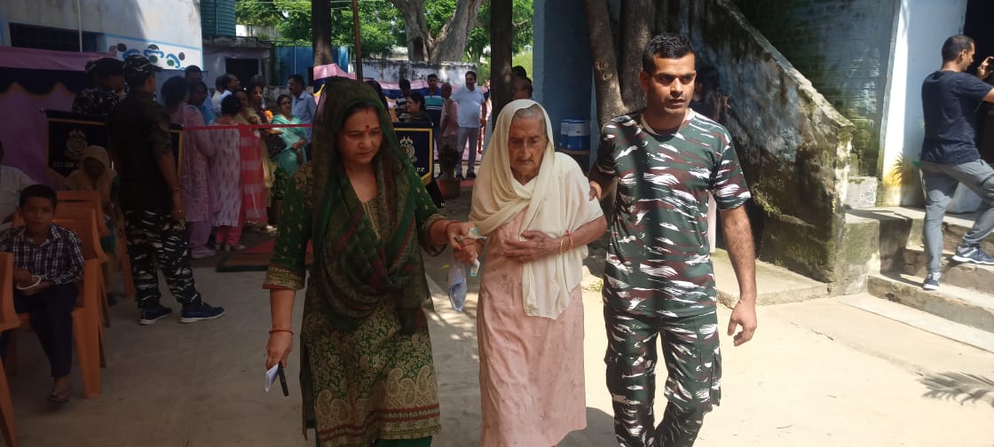 jammusector's tweet photo. #121Bn organised #Medical camp at vill- Raipur, Balwal in Jammu(J&amp;K) under #CivicActionProgramme. Unit Doctor and Paramedical  examined needy people from local area and distributed medicines for their better health. #MedicalCampByCRPF
#CRPFinServiceToHumanity https://t.co/CBYlAYajBA