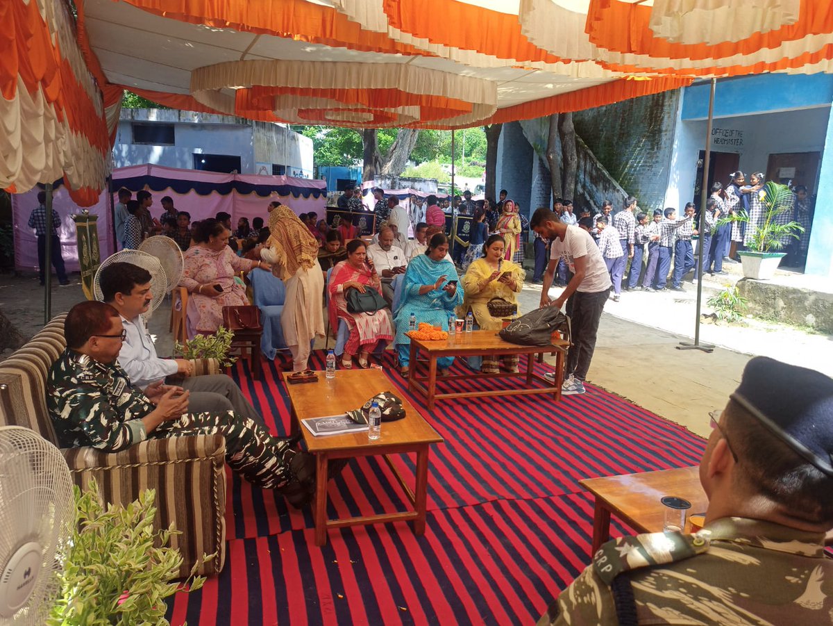 jammusector's tweet photo. #121Bn organised #Medical camp at vill- Raipur, Balwal in Jammu(J&amp;K) under #CivicActionProgramme. Unit Doctor and Paramedical  examined needy people from local area and distributed medicines for their better health. #MedicalCampByCRPF
#CRPFinServiceToHumanity https://t.co/CBYlAYajBA