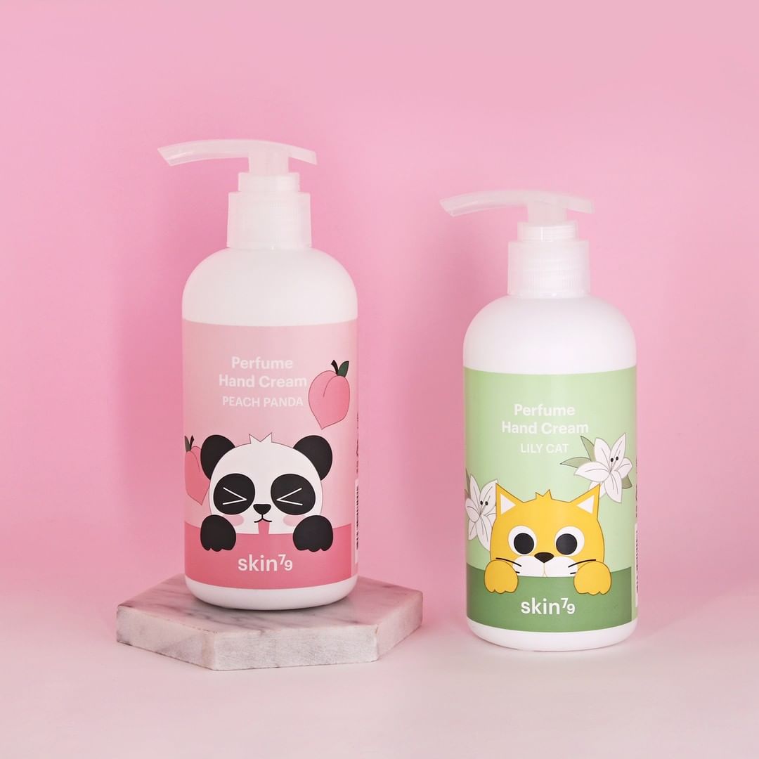 SeeMySkin's tweet photo. Pflege deine Hände mit der 'Animal Perfume Hand Cream' von #SKIN79 in den Sorten:
💗 Peach Panda
💚 Lily Cat
Die #Handcreme mit Baobab-Extrakt und Sheabutter pflegt trockene, raue Hände und macht die Haut geschmeidig zart. https://t.co/geOfXUl5wR https://t.co/UYK2OPf2s0
