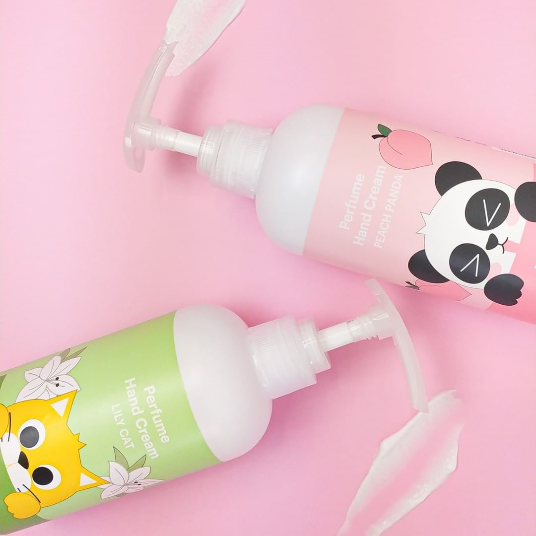 SeeMySkin's tweet photo. Pflege deine Hände mit der 'Animal Perfume Hand Cream' von #SKIN79 in den Sorten:
💗 Peach Panda
💚 Lily Cat
Die #Handcreme mit Baobab-Extrakt und Sheabutter pflegt trockene, raue Hände und macht die Haut geschmeidig zart. https://t.co/geOfXUl5wR https://t.co/UYK2OPf2s0
