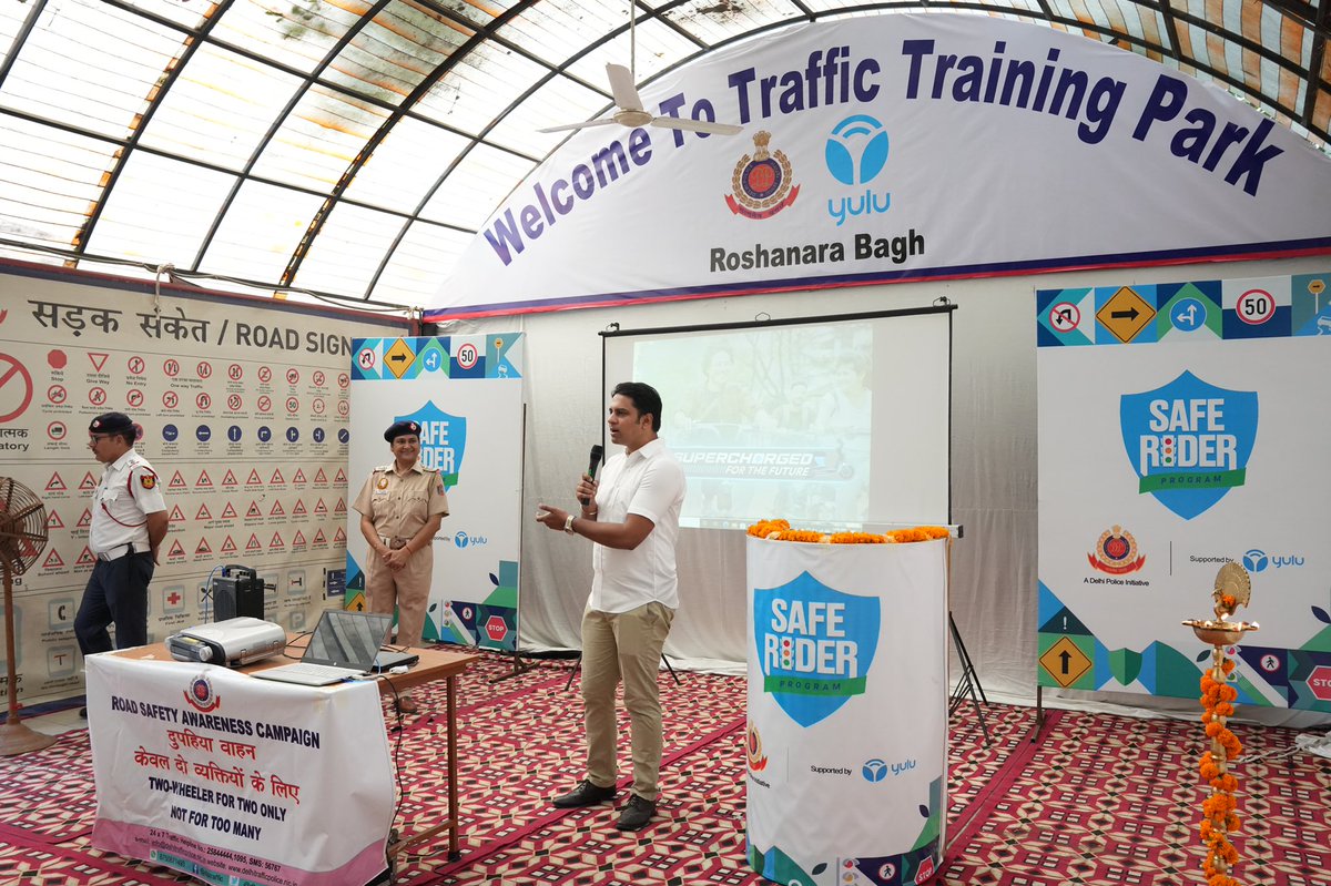 YuluBike's tweet photo. Thank you Sh. SK Singh, DCP – Road Safety Cell @dtptraffic for inaugurating #SafeRiderProgram & @DelhiPolice for training 65+ delivery partners from 7 different e-commerce companies!
@CPDelhi @rk_misra @amitgupta007 @MNReddi_IPS @divaypranav @harshalgupta
#Yulu https://t.co/gPes5Tw5OL