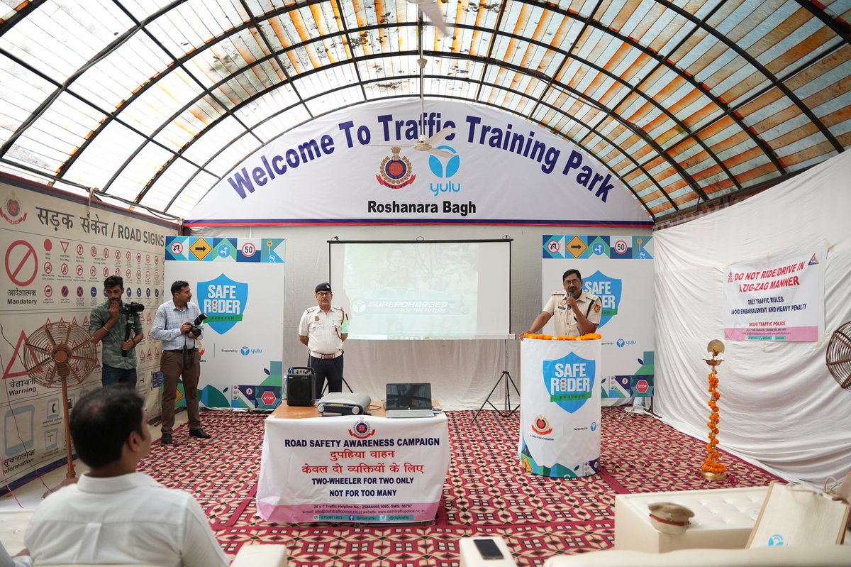 YuluBike's tweet photo. Thank you Sh. SK Singh, DCP – Road Safety Cell @dtptraffic for inaugurating #SafeRiderProgram & @DelhiPolice for training 65+ delivery partners from 7 different e-commerce companies!
@CPDelhi @rk_misra @amitgupta007 @MNReddi_IPS @divaypranav @harshalgupta
#Yulu https://t.co/gPes5Tw5OL