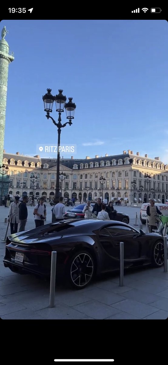 h45E1's tweet photo. さらっとやばいもの映ってるんですが。。。
#シロン #Bugatti https://t.co/XVU8z4A00g