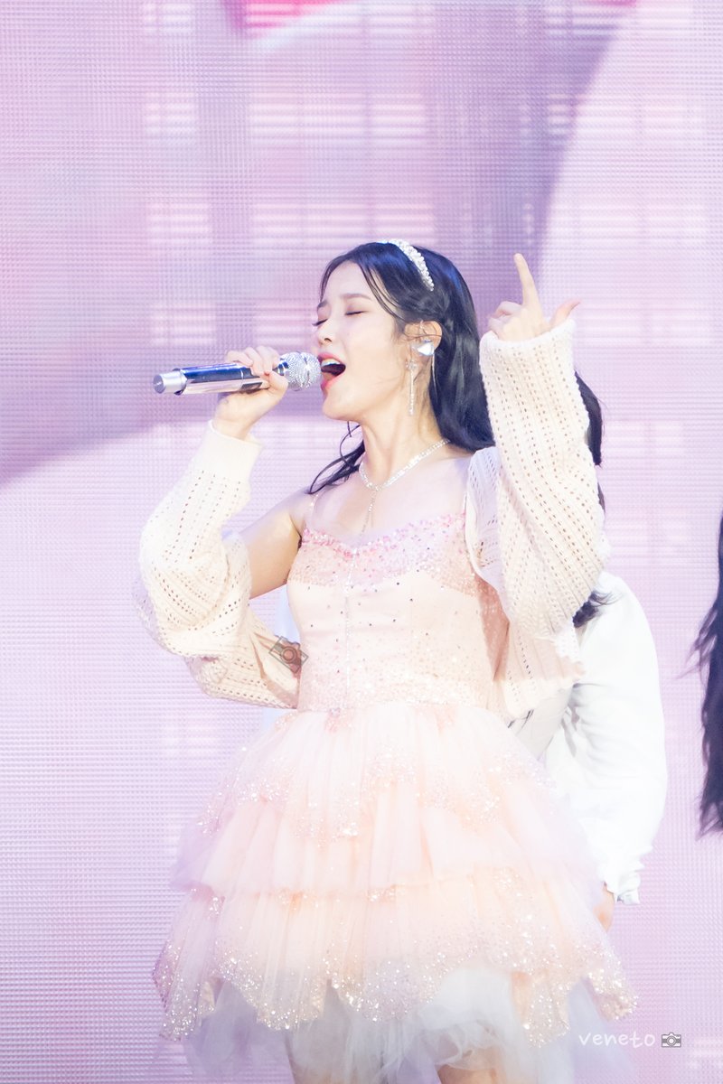 venetostory's tweet photo. 220918 아이유 골든아워 #아이유 https://t.co/DnviSqaJW1