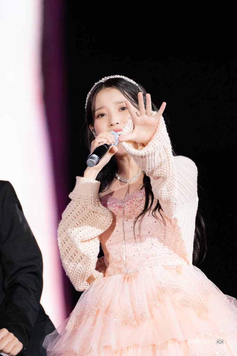 venetostory's tweet photo. 220918 아이유 골든아워 #아이유 https://t.co/DnviSqaJW1