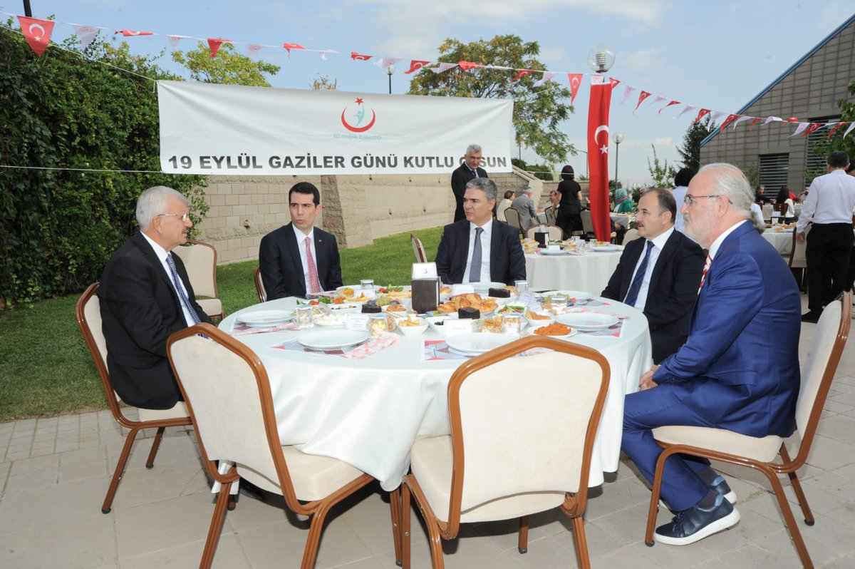 #19EylülGazilerGünü'nü, Gaziler Fizik Tedavi ve Rehabilitasyon Eğitim ve Araştırma Hastanesi’nde kutladık.
Gövdesini siper ederek yurduma alçakları uğratmayan ebedi kahramanlarımızın Gaziler Günü'nü tekrar yürekten kutluyorum...