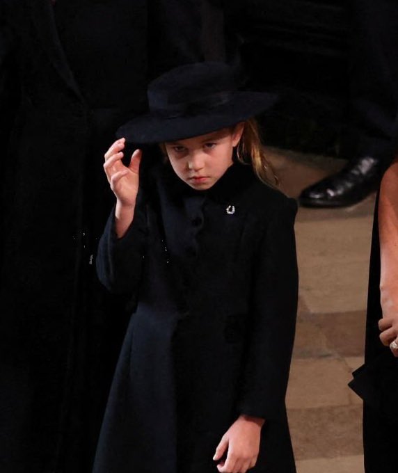 CoutureAndRoyals tweet media