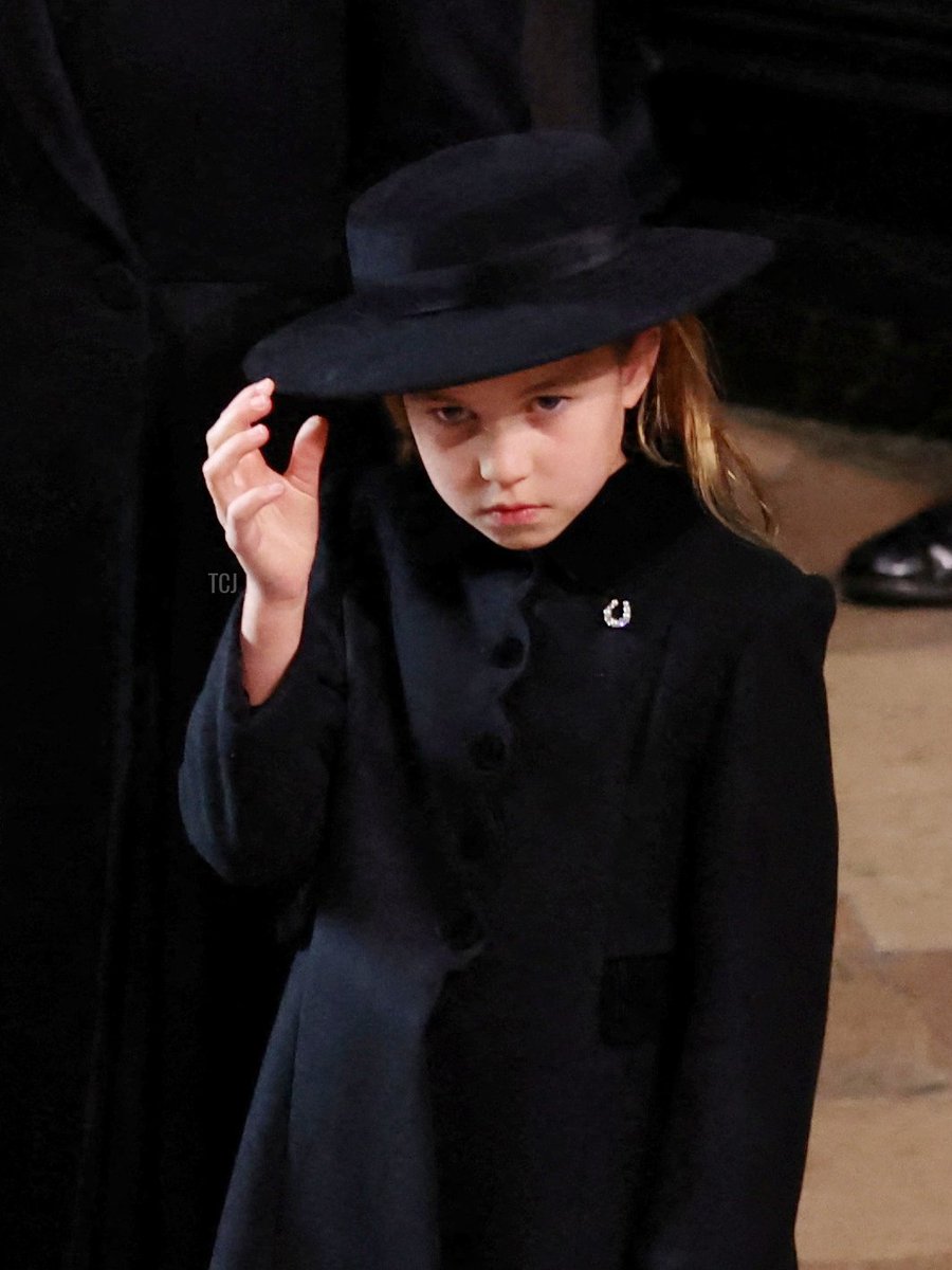 Royal_FamilyUK's tweet photo. Princess Charlotte is wearing her first piece of significant jewelry: a small diamond brooch in the shape of a horseshoe. A lovely tribute to a great-grandmother who so loved horses https://t.co/6stSHuc9Hs
