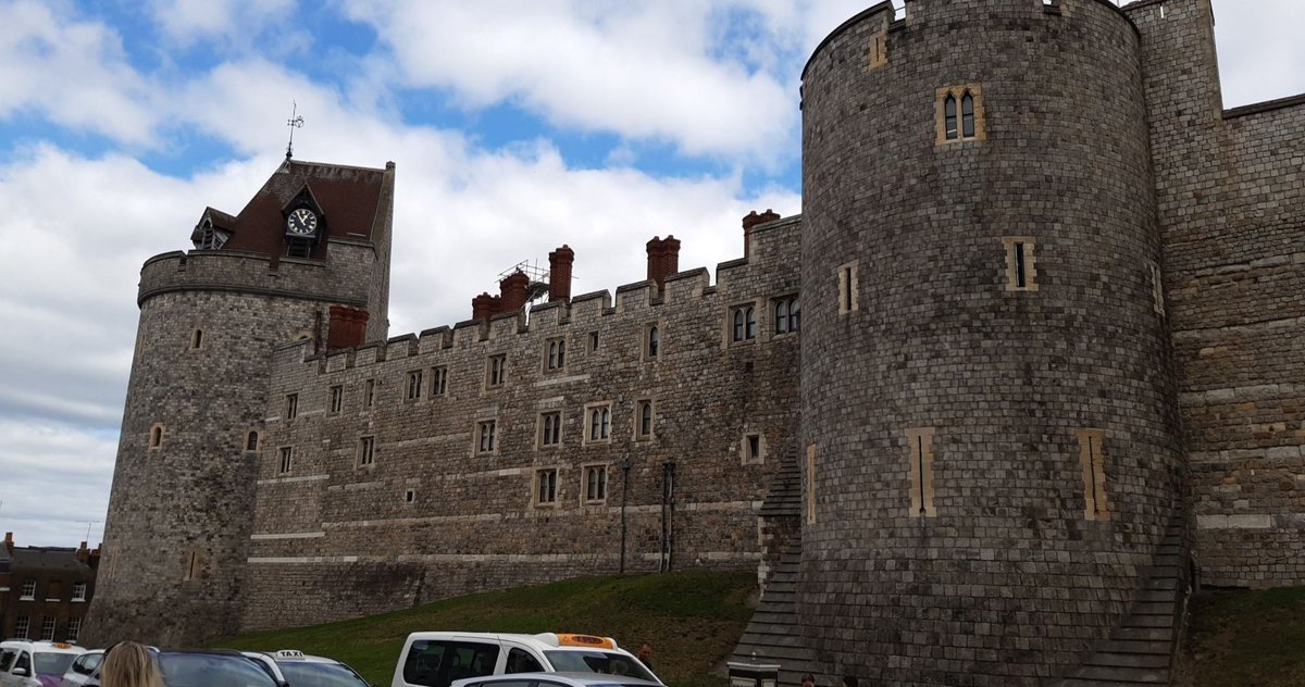 bijal0410's tweet photo. A throwback pic from about 5 years ago when I used to live near Windsor and used to go for walks in the summer with friends around the Castle and sometimes the flag would be up 🇬🇧👑🤍
R.I.P Queen 🙏 https://t.co/7joCSkjyKo