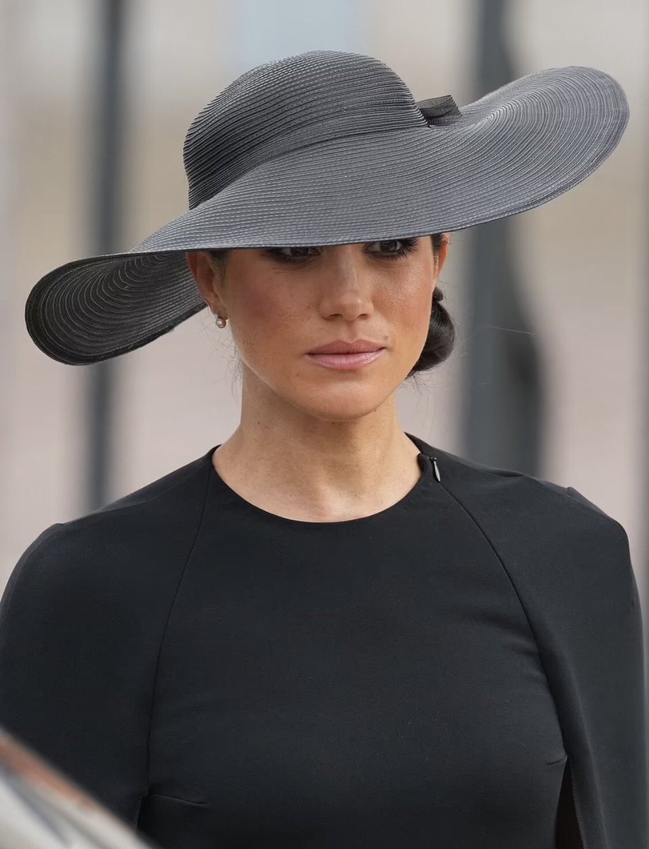 izainye's tweet image. l’élégance de ces deux femmes est incroyable ! kate et meghan sont magnifiques 🤍 #QueensFuneral