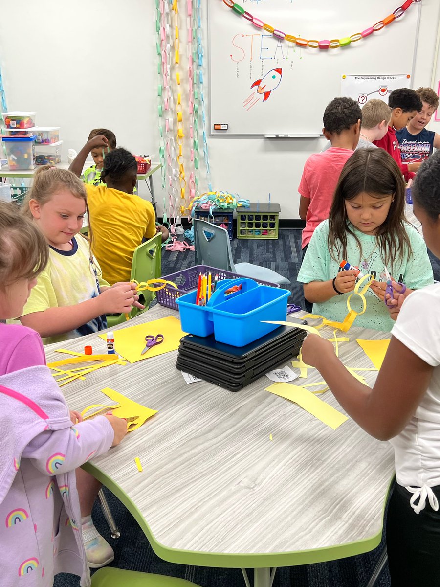 GlennElementary's tweet photo. Students are having a great time learning in our new STEAM classroom! https://t.co/PNjSzROutv