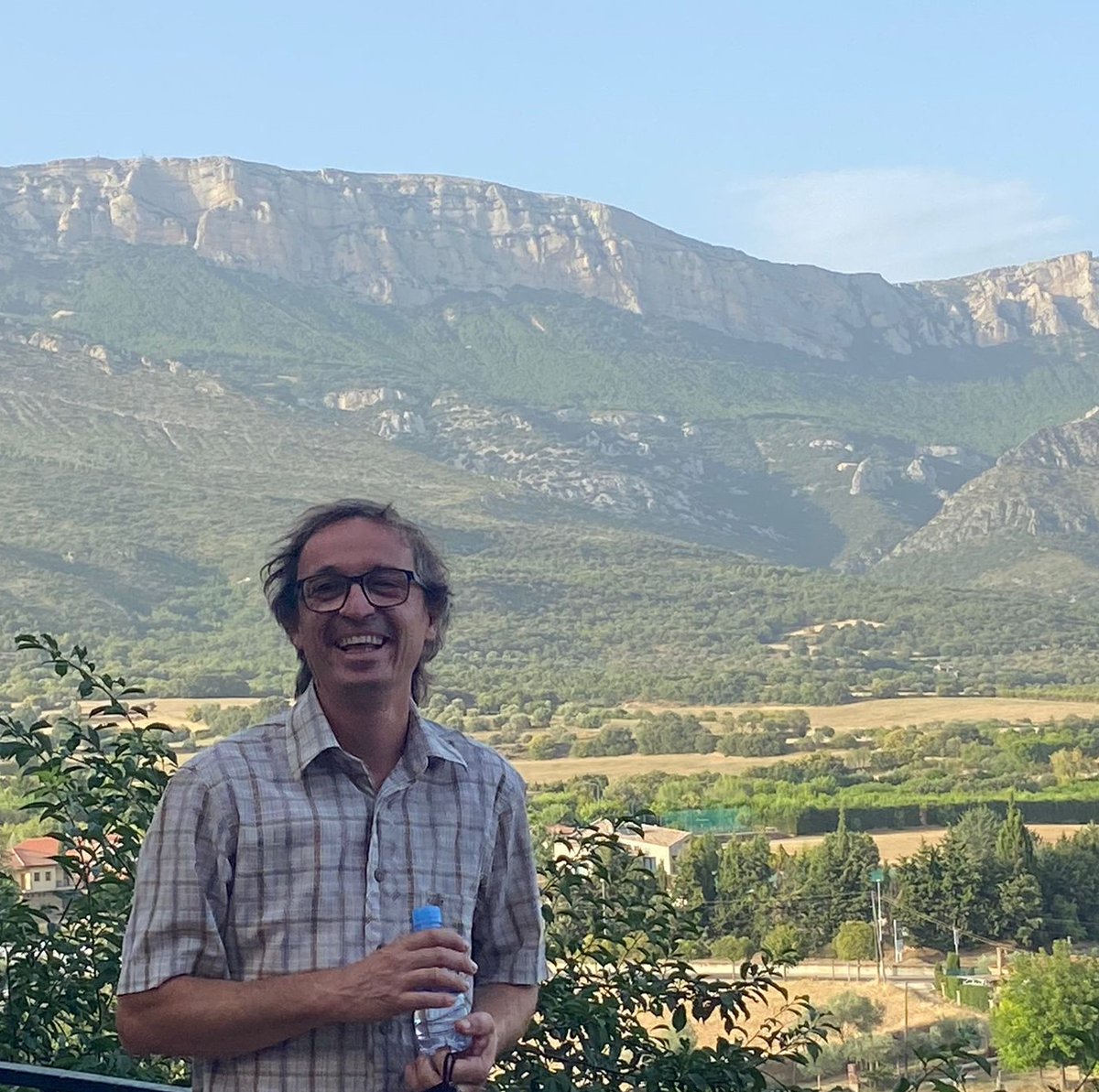 GeoparcOrigens's tweet photo. Xavier Mir explica a @RadioTremp que #GeoparcOrigens inicia un projecte de realitat virtual per donar a conèixer la nostra història de forma atractiva: https://t.co/rT8FC3q6ik
Projecte VIGEOCULT finançat per @CienciaGob
#UNESCO #geologia #museuvirtual #lanostrahistoria #origens https://t.co/d6XYfBgBEU