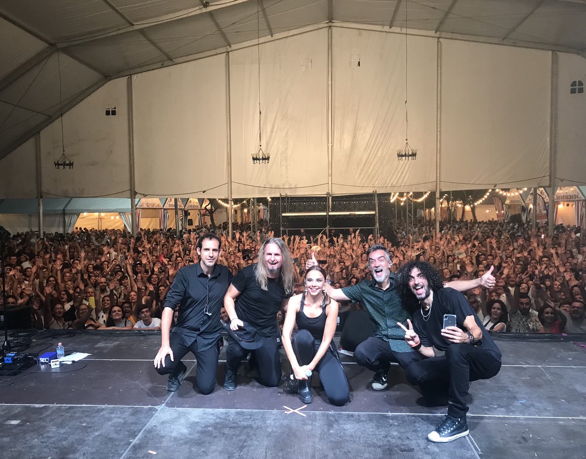 Este año hemos disfrutado de todos los conciertos que hemos hecho. Nos hemos rodeado de gente extraordinaria, admirable, divertida, creativa, apasionada y honesta. Es un privilegio trabajar así, ojalá el universo nos siga guiando por estas rutas tan mágicas. Gracias🙏