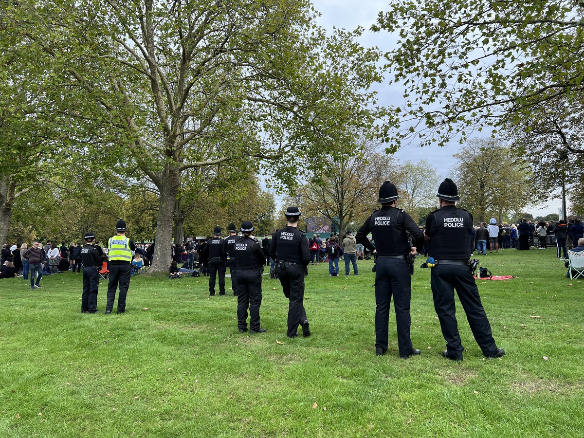 Already large crowds gathering in #Windsor and many people watching the service by the side of the road on large screens #QueenElizabeth #queensfuneral