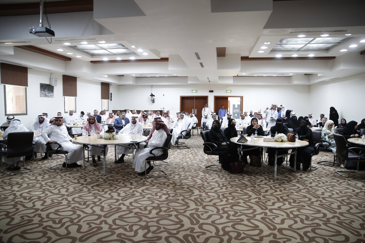 taibahu's tweet photo. برعاية معالي رئيس #جامعة_طيبة د.عبدالعزيز السراني وضمن استراتيجية التحول البرامجي بالجامعة نظمت عمادة التطوير والجودة ورشة عمل "عرض الإطار العام" لإضافة تخصص رئيس آخر أو تخصص فرعي لتخصص أساس قائم، بحضور عمداء ووكلاء الكليات ورؤساء الأقسام ومدراء البرامج. https://t.co/swPngstbRB