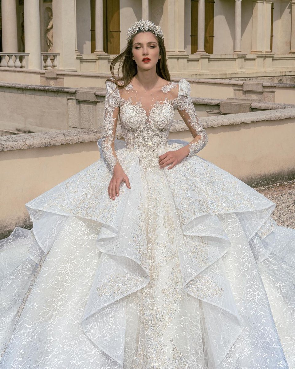 Julia Kontogruni's wedding dresses highlight the bride's femininity and sensuality. Made with natural materials, lace and embroidery, these handmade designs adapt to the woman's body with great delicacy and precision.