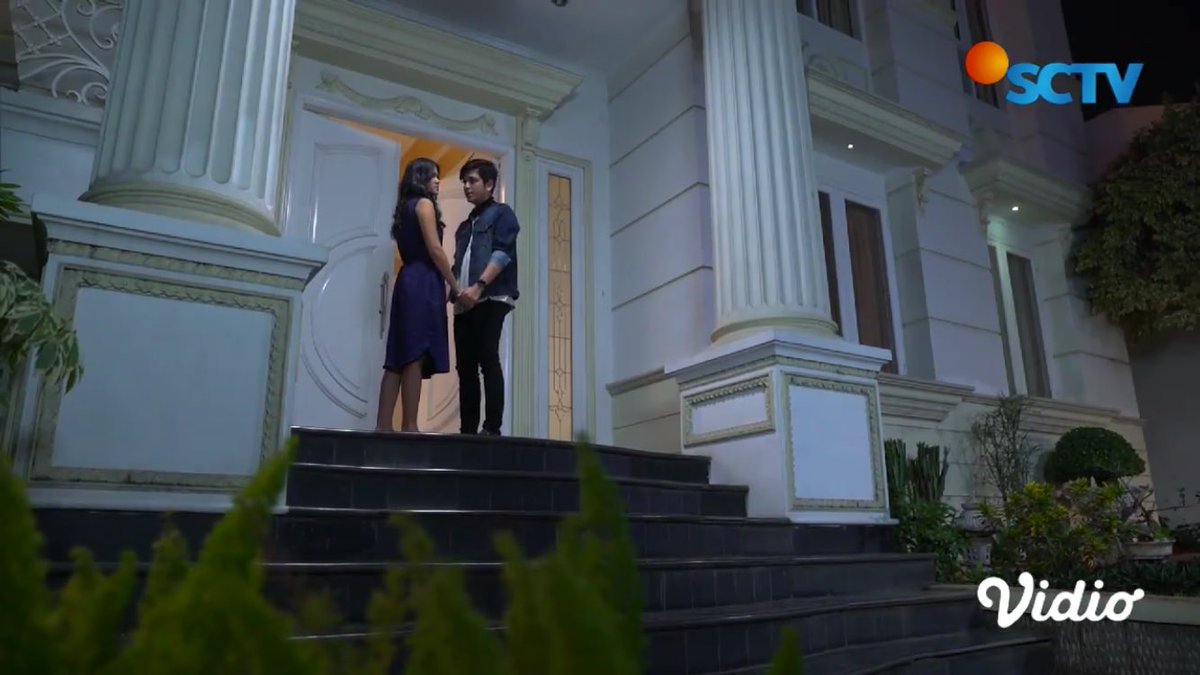 Flo_BajuRandom's tweet photo. Hmmmm....mulai ketar ketir nih si Yuki, takut gak jadi nikah sama Ali 🤭🤭😂🤣
Demi harta lahhh...makanya si Ikbal mau tuh bantuin nyelakain Prily tapi gagal!! 🤭😂🤣🤪🤪
#LoveIsPink #MiniSeri https://t.co/uGcQ1pLKdc