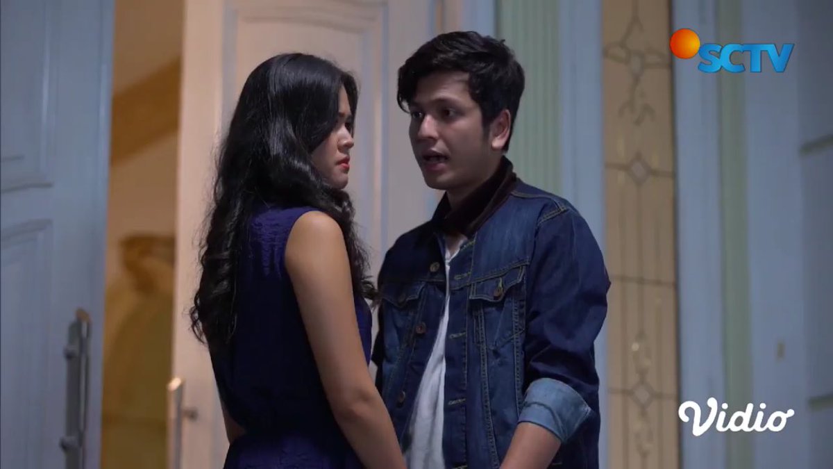 Flo_BajuRandom's tweet photo. Hmmmm....mulai ketar ketir nih si Yuki, takut gak jadi nikah sama Ali 🤭🤭😂🤣
Demi harta lahhh...makanya si Ikbal mau tuh bantuin nyelakain Prily tapi gagal!! 🤭😂🤣🤪🤪
#LoveIsPink #MiniSeri https://t.co/uGcQ1pLKdc