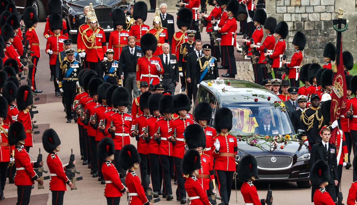 TomWrenPhoto's tweet photo. Queen Elizabeth II's coffin arrives at Windsor Castle where a committal service takes place @SWNS 

#queensfuneral #QueenElizabethII #QueenElizabeth #RoyalFamily #Royal #windsorcastle https://t.co/pUdTBjpJlY