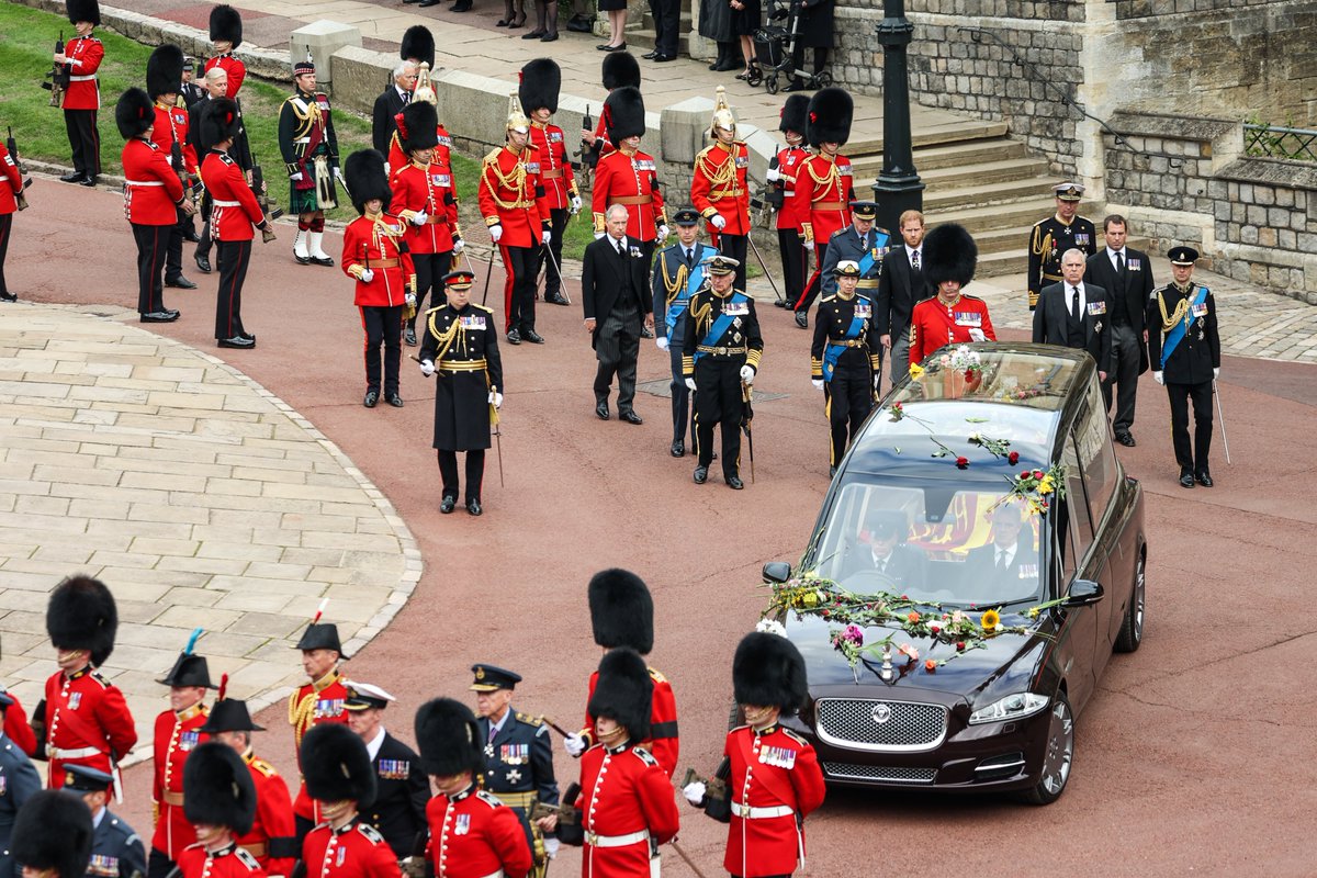 TomWrenPhoto's tweet photo. Queen Elizabeth II's coffin arrives at Windsor Castle where a committal service takes place @SWNS 

#queensfuneral #QueenElizabethII #QueenElizabeth #RoyalFamily #Royal #windsorcastle https://t.co/pUdTBjpJlY
