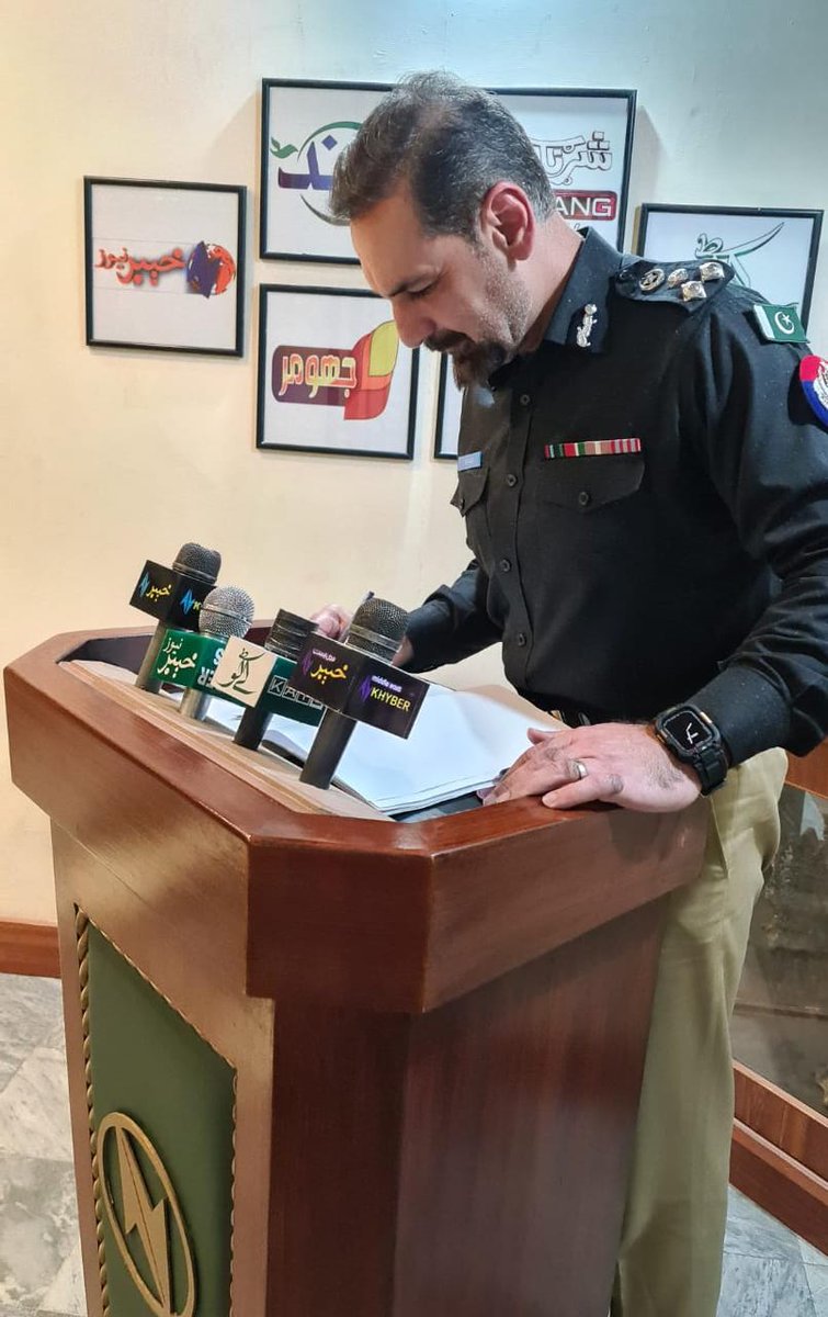 kay2tv's tweet photo. DIG Hazara Mirvais Niaz visited Khyber Network's Head office in Islamabad today for a live program on Kay2 Television. He was greeted by Director StratCom & PR Khyber Network Kaiwan Hamid.
#DIGHazara #AVTChannels #kay2tv
@prideinservice @PoliceHazara @KP_Police1 @KaiwanR https://t.co/Fe3LNPuHRP